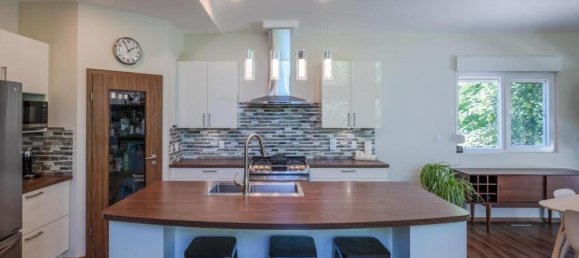 5 bedrooms House in British Columbia, Canada No. 1107 12