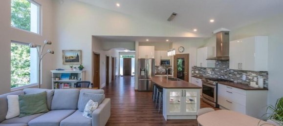 5 bedrooms House in British Columbia, Canada No. 1107 3