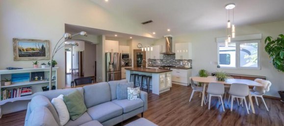 5 bedrooms House in British Columbia, Canada No. 1107 4