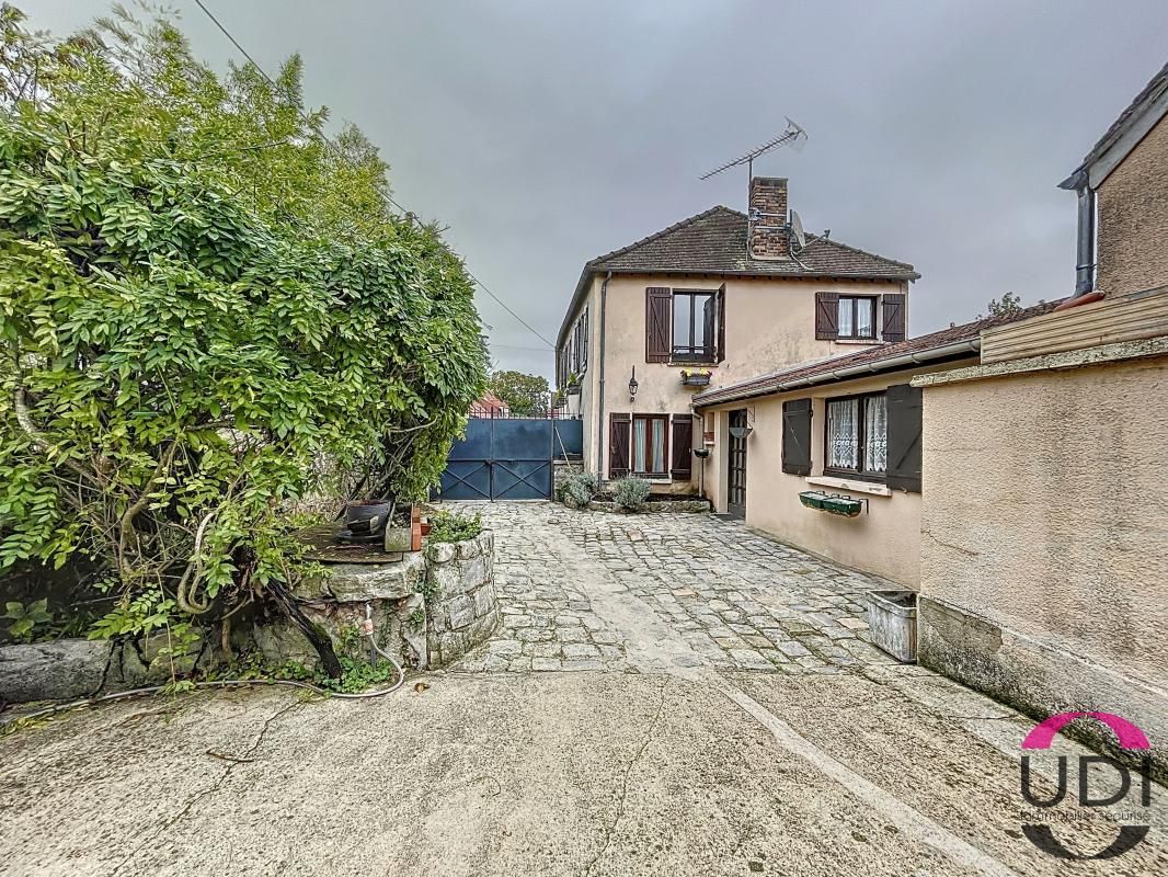 3 bedrooms House in Champcueil, France No. 169363