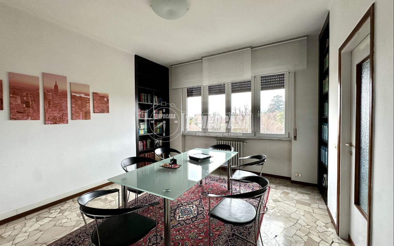 Квартира с 3 комнатами в Мерате, Италия № 12847