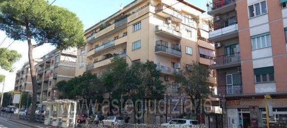 5 rooms Apartment in Rome, Italy No. 185646 11
