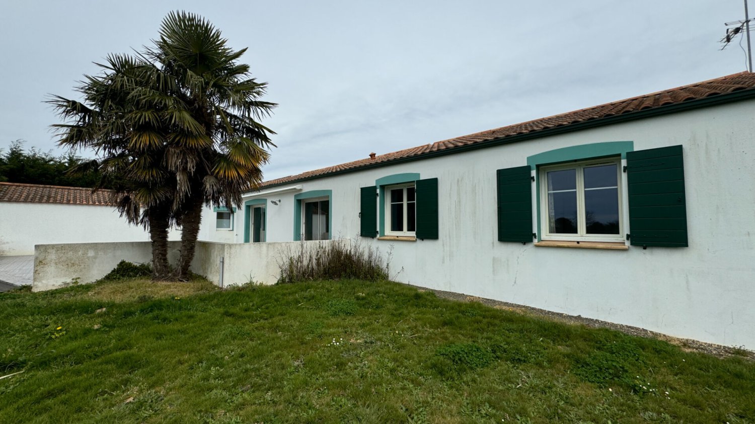 4 bedrooms House in Saint-Reverend, France No. 102995