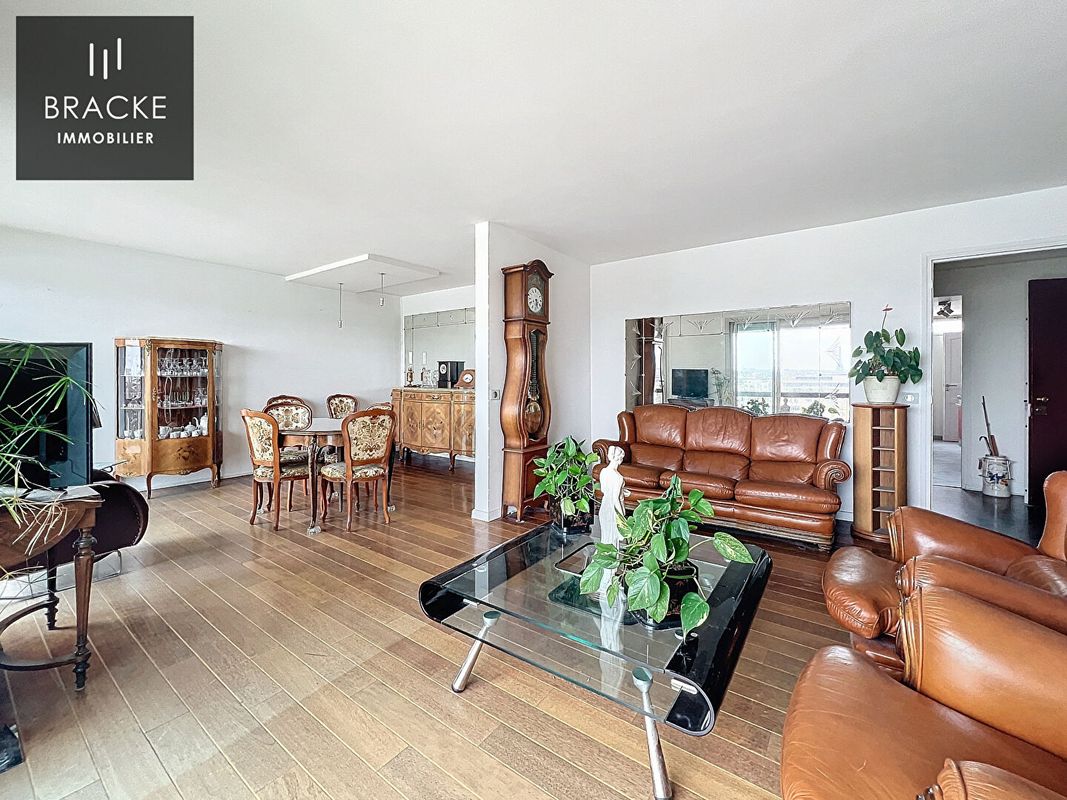 3 bedrooms Apartment in Courbevoie, France No. 136492