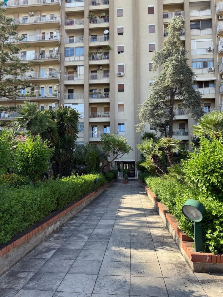 3 rooms Apartment in Palermo, Italy No. 301114