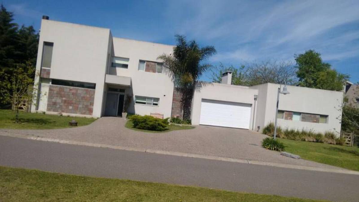 Дом с 4 спальнями в Берасатеги, Аргентина № 9856