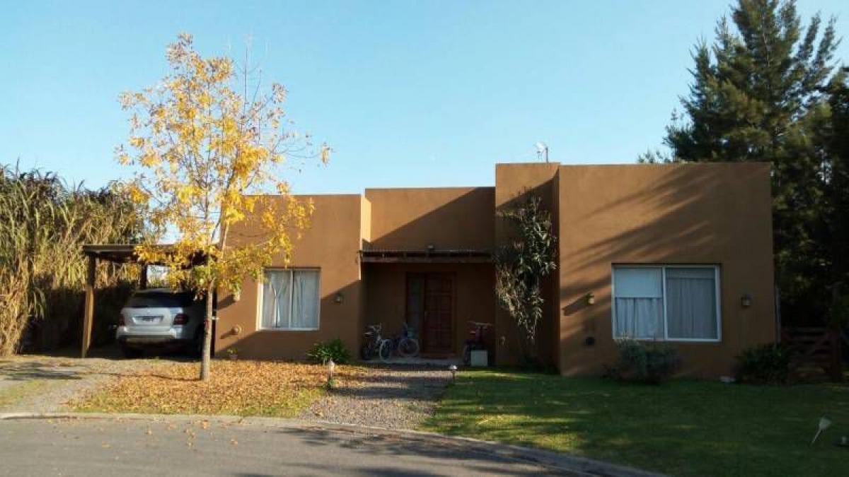 Casa de 3 dormitorios en Pilar, Argentina No. 65239