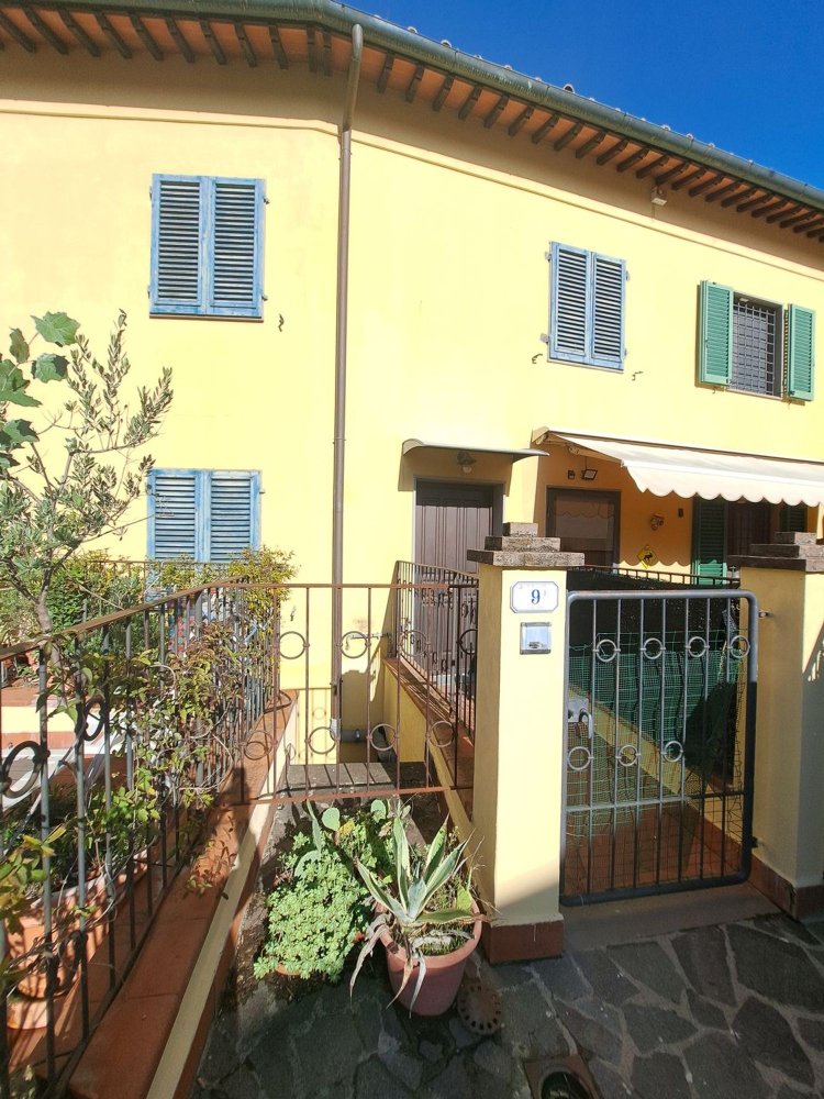 4 bedrooms House in Signa, Italy No. 323144