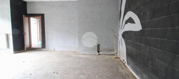 300m² Warehouse in Zelo Buon Persico, Italy No. 30261 2