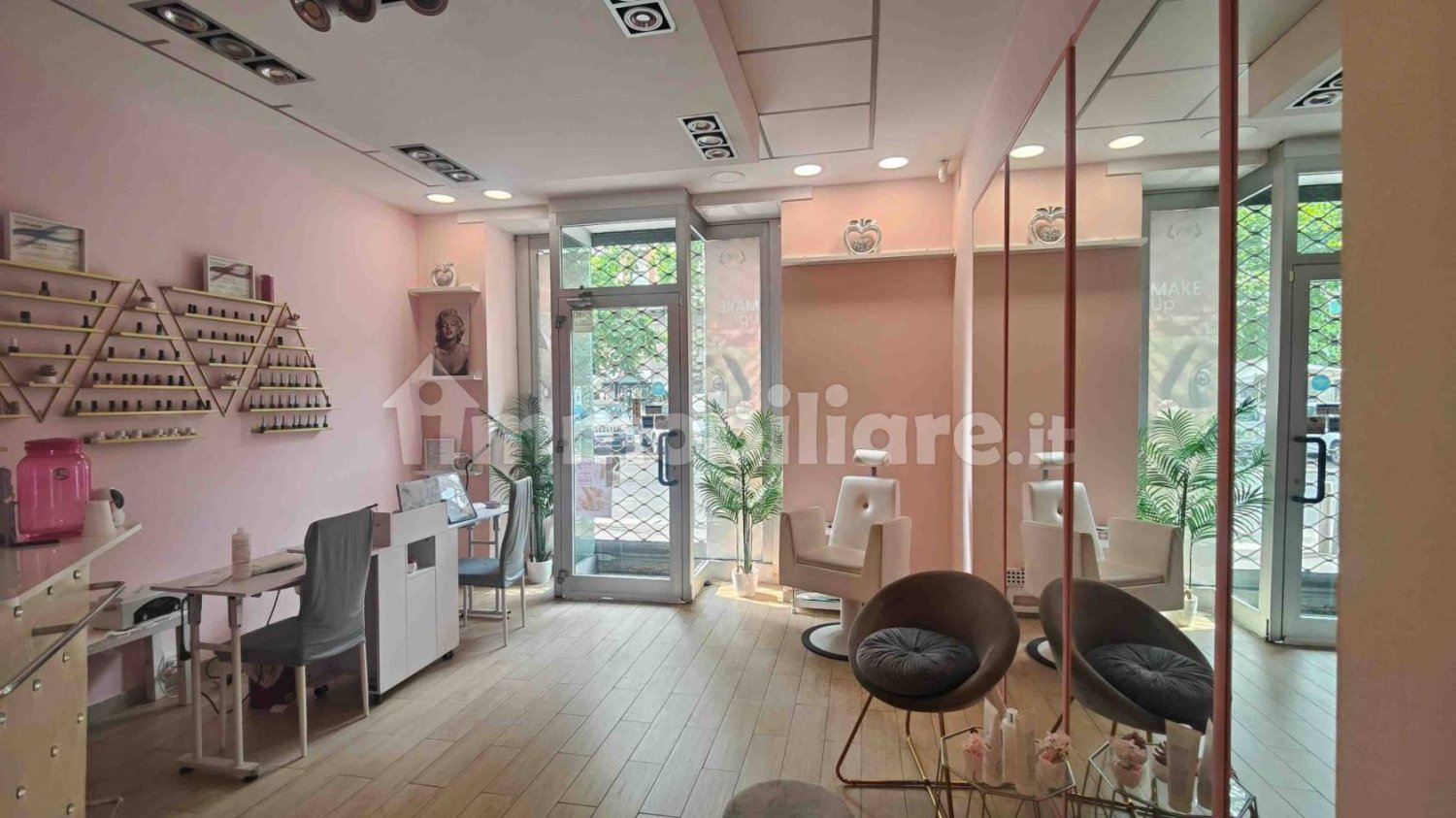 2 rooms Commercial property in Milan, Italy No. 397278