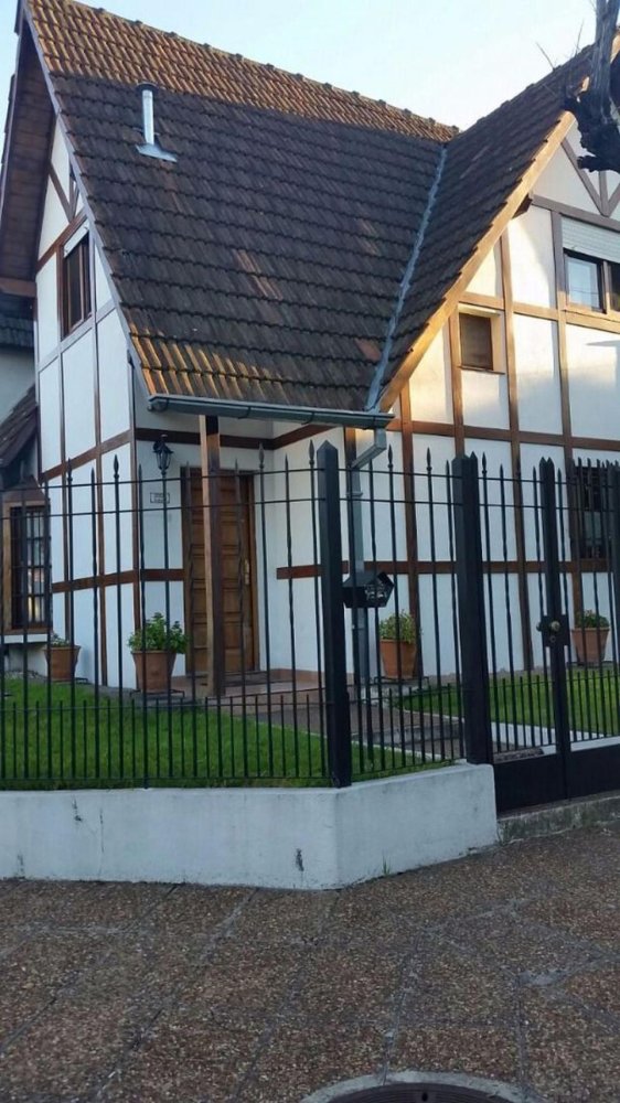 3 bedrooms House in Moron, Argentina No. 9199