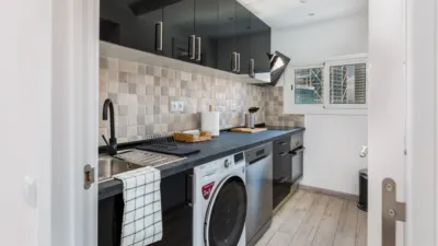 3 bedrooms Apartment in Ciutat Vella, Spain No. 28441