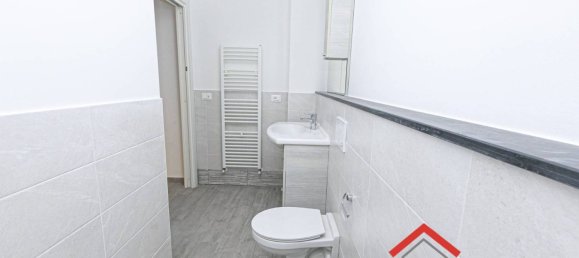 Apartamento de 2 dormitorios en Genoa, Italy No. 170802 10