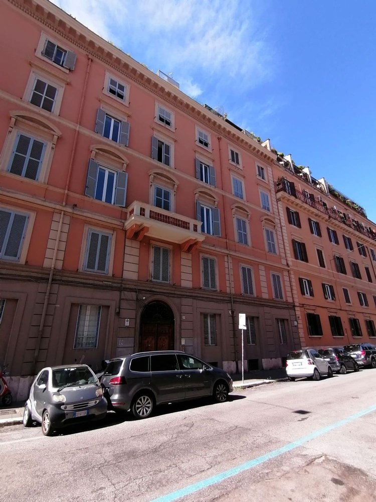 4 rooms Apartment in Rome, Italy No. 106826