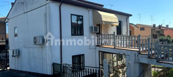 4 bedrooms Villa in Vigarano Mainarda, Italy No. 123279 2