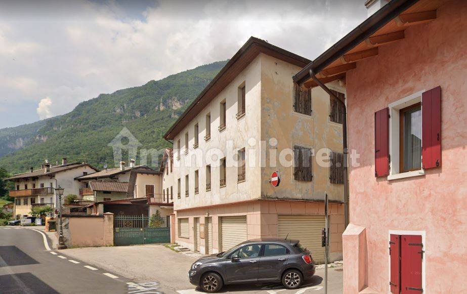 4 bedrooms Building in Fonzaso, Italy No. 211771