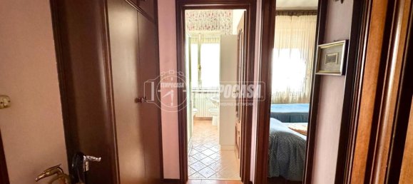 4-salle Appartement à Savigliano, Italy No. 26058 17