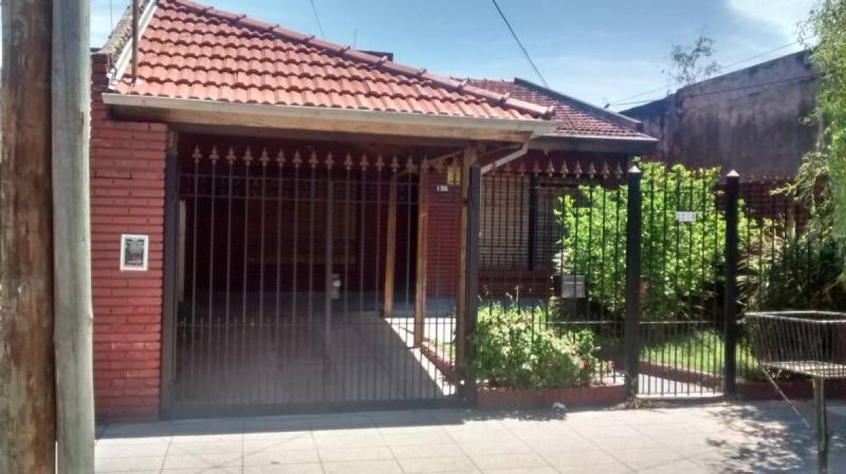 Casa de 2 dormitorios en General San Martín, Argentina No. 20005