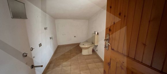 Propiedad comercial de 8 habitaciónes en Avezzano, Italy No. 18763 16