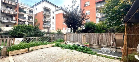 3 rooms Apartment in Rome, Italy No. 33723 24