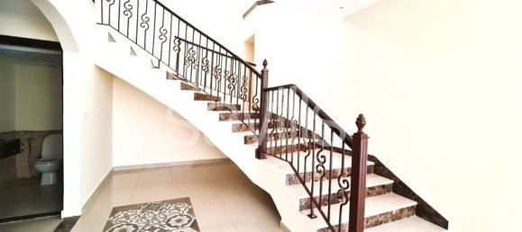 4 bedrooms Villa in Sharjah, UAE No. 18484 5