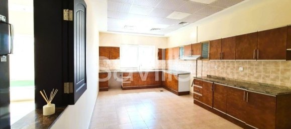 4 bedrooms Villa in Sharjah, UAE No. 18484 6