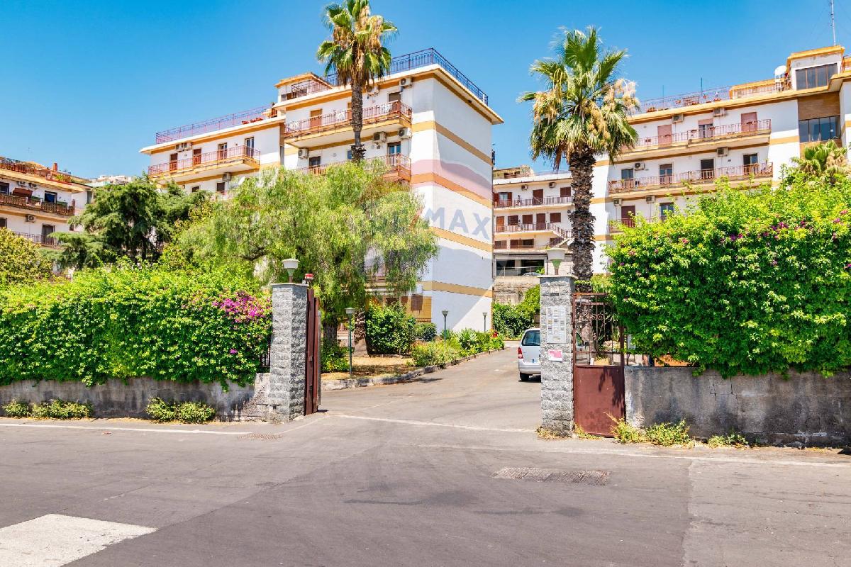 Квартира с 3 спальнями в Катания, Италия № 279751