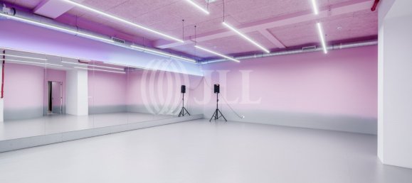 298m² Commercial property in Lisbon, Portugal No. 139213 15