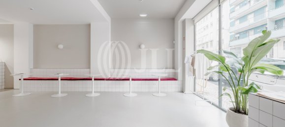 298m² Commercial property in Lisbon, Portugal No. 139213 2