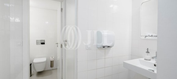 298m² Commercial property in Lisbon, Portugal No. 139213 17