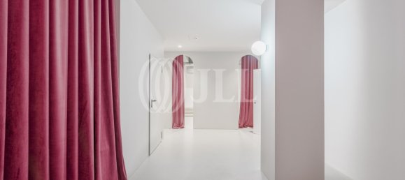 298m² Commercial property in Lisbon, Portugal No. 139213 12