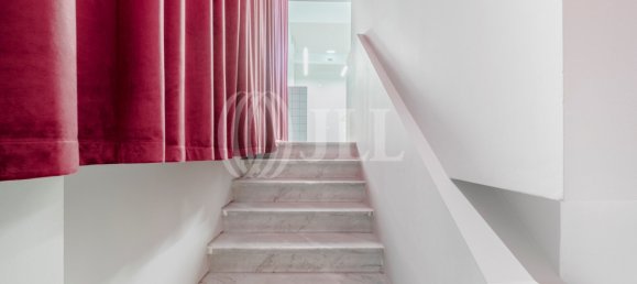 298m² Commercial property in Lisbon, Portugal No. 139213 9