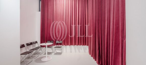 298m² Commercial property in Lisbon, Portugal No. 139213 11