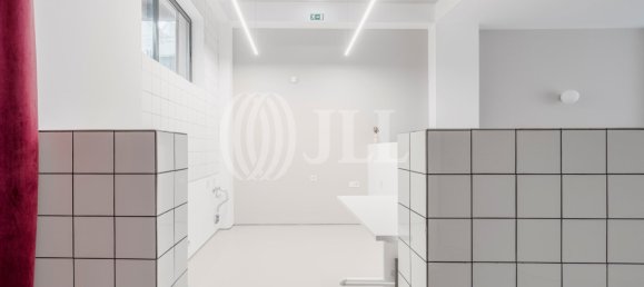 298m² Commercial property in Lisbon, Portugal No. 139213 5