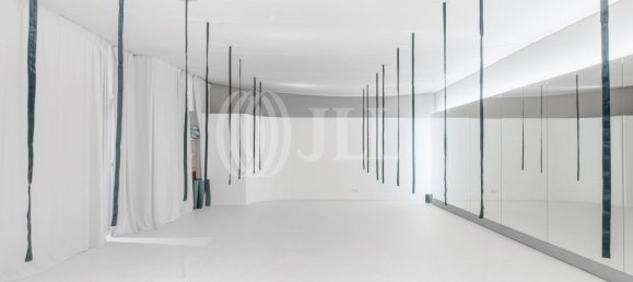 298m² Commercial property in Lisbon, Portugal No. 139213 13