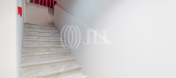 298m² Commercial property in Lisbon, Portugal No. 139213 10