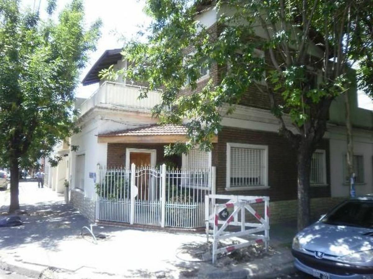 Дом с 3 спальнями в Ланус, Аргентина № 8122