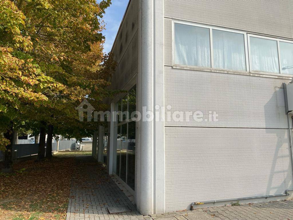 560m² Warehouse in Argenta, Italy No. 337850