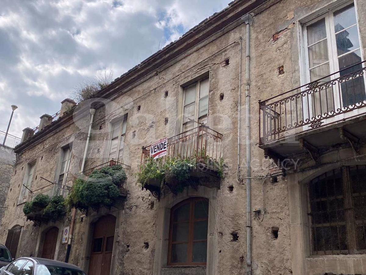 Apartamento de 4 dormitorios en Patti, Italy No. 7934