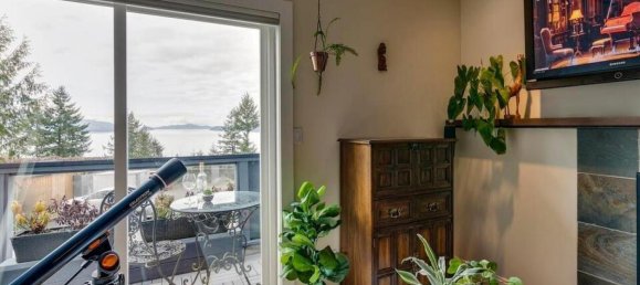 2 bedrooms House in British Columbia, Canada No. 1314 2