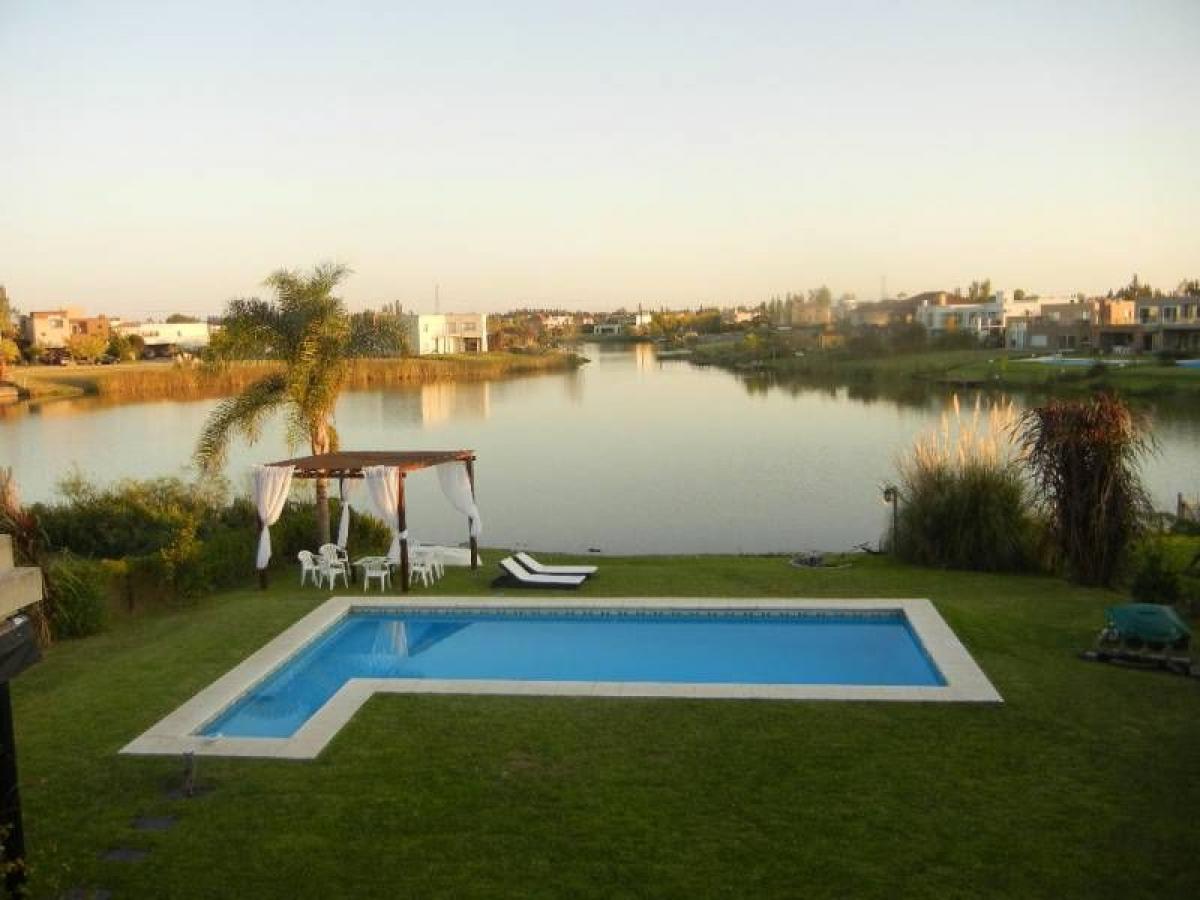 Casa de 3 dormitorios en Tigre, Argentina No. 19133