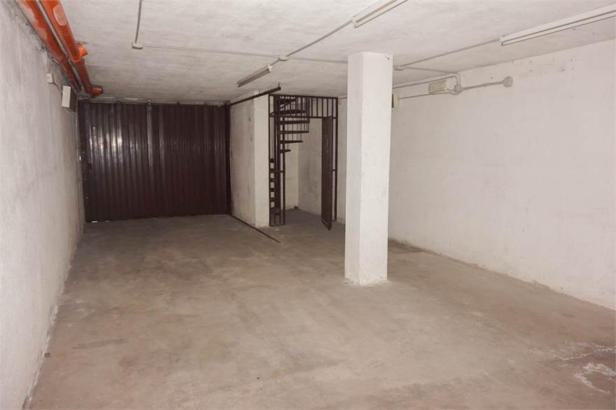 1-salle Garage à Cislago, Italy No. 275830