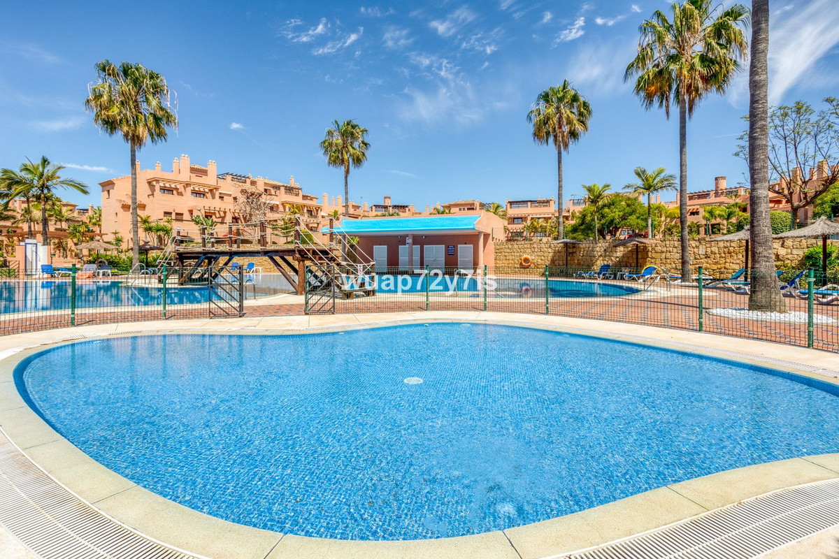 Apartamento de 2 dormitorios en Estepona, Spain No. 177862