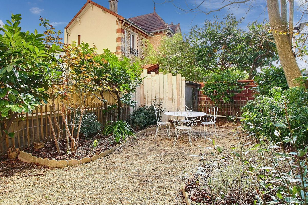 Квартира с 2 спальнями в Ла-Гарен-Коломб, Франция № 171971