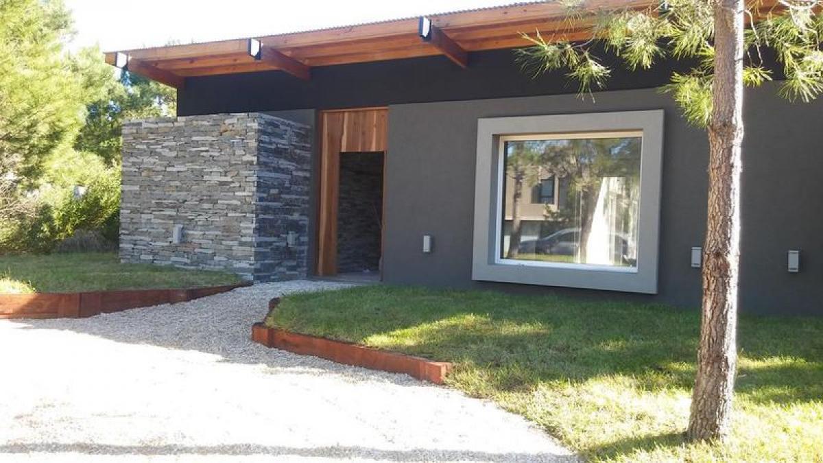 Casa de 4 dormitorios en Mar del Plata, Argentina No. 80378