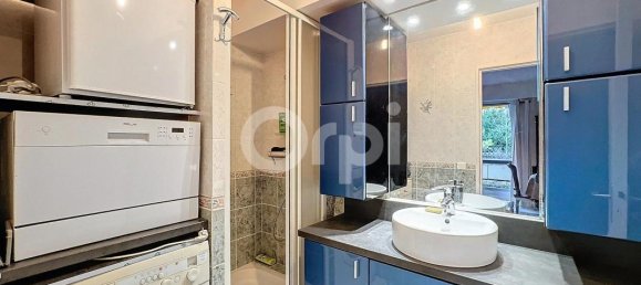 Studio in Paris, France No. 168862 5