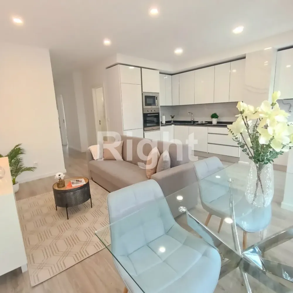 3 bedrooms Apartment in Lisbon, Portugal No. 163088