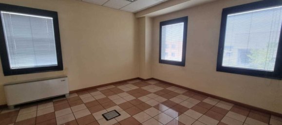1634m² Commercial property in Piacenza, Italy No. 344091 28