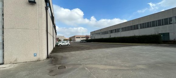 1634m² Commercial property in Piacenza, Italy No. 344091 10