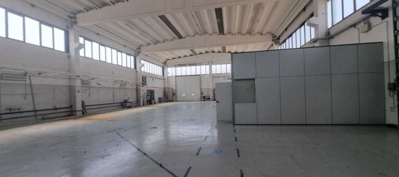 1634m² Commercial property in Piacenza, Italy No. 344091 38